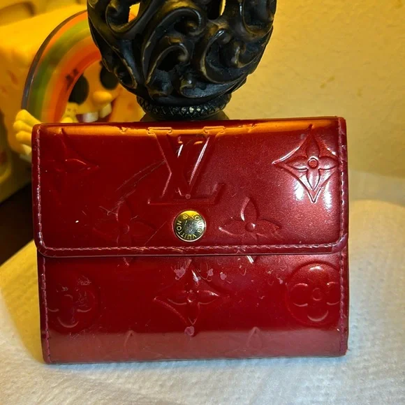 Louis Vuitton
Louis Vuitton Red Monogram Vernis Ludlow Wallet - Picture 1 of 10